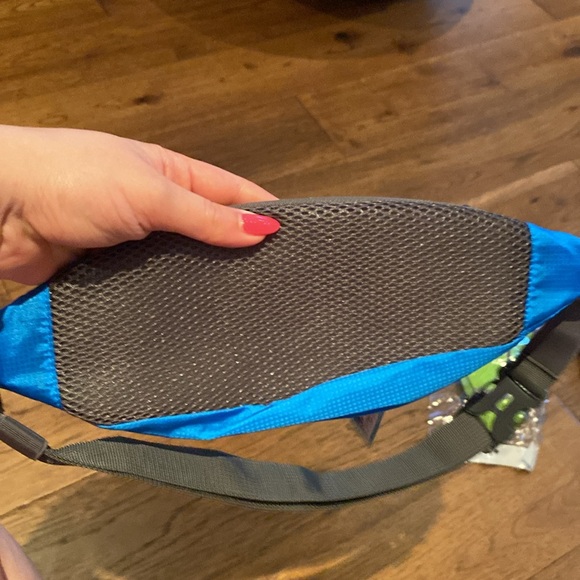 Fanny pack. BNWT. blue - Picture 2 of 3
